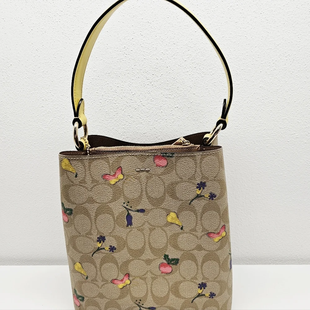 Coach Small Town Bucket Bag In Signature Canvas Dreamy Veggie Print Retails $385 - Picture 3 of 16